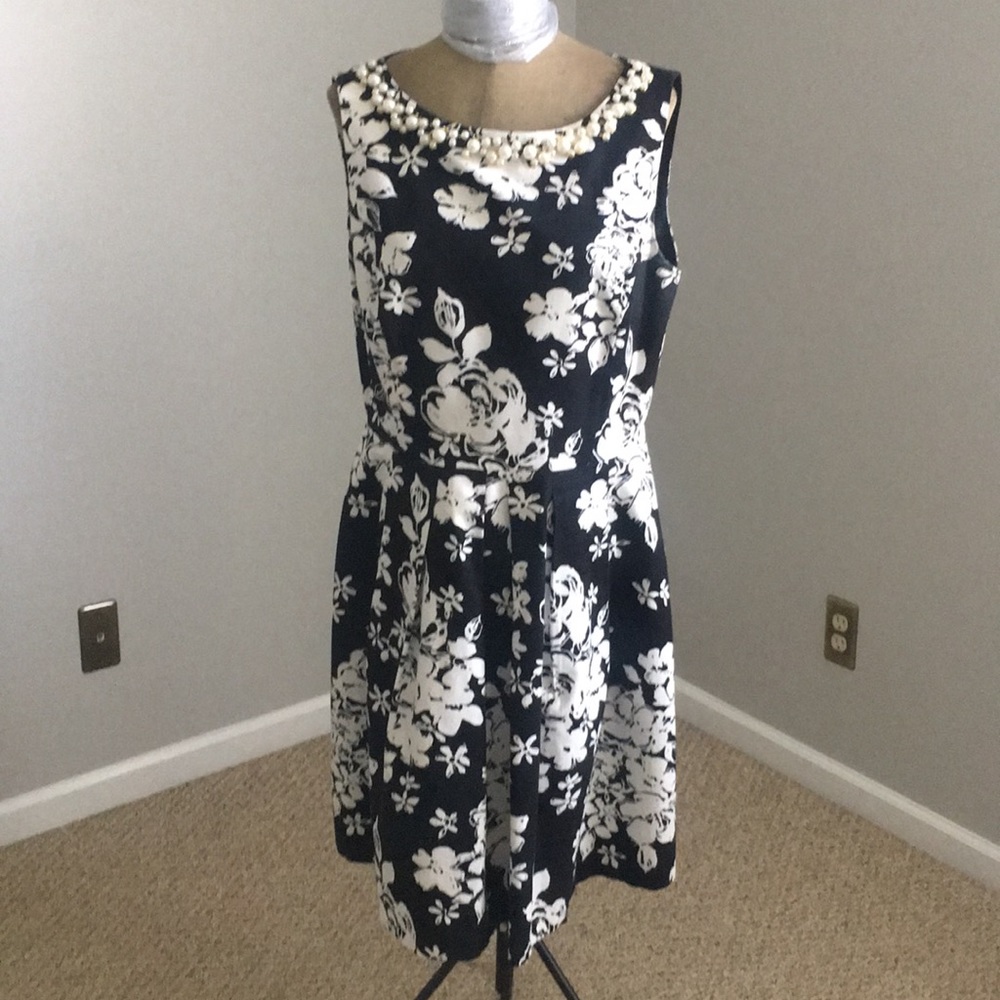 Beautiful Black and White Tahari Dress SZ 12